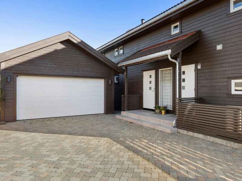 Mortgage survey showing a detached garage beside a residential home in New Braunfels Texas before closing.